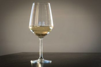 Calice vino bianco giovane