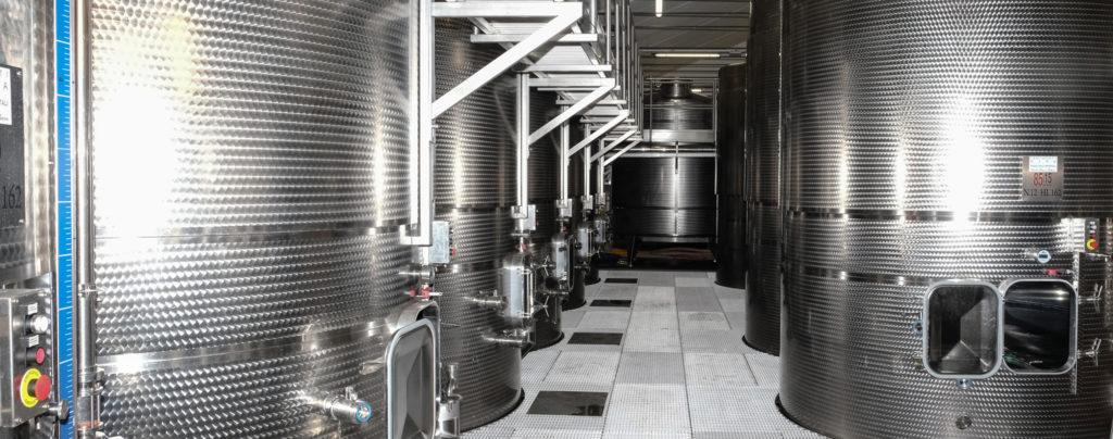 Vinificazione all'interno delle cantine Tenimenti Civa