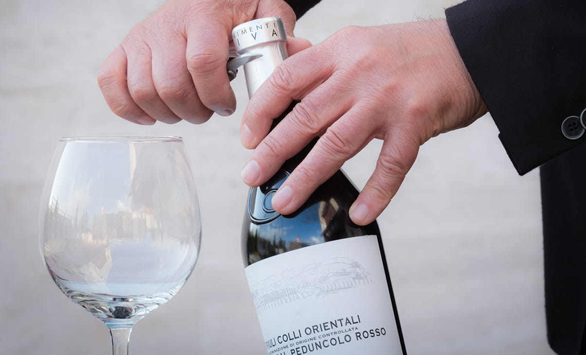 Come Aprire una Bottiglia di Vino Fermo e Spumante: I Passaggi Corretti