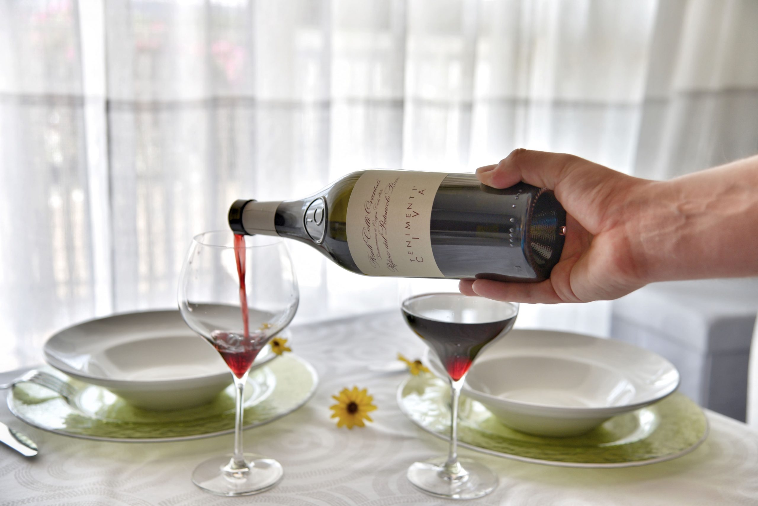 Come Versare il Vino: Tutte le Regole da Osservare